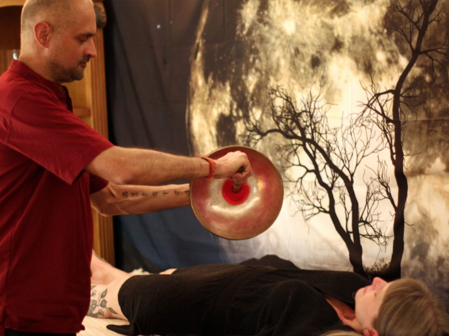 Sound healing training with singing bowls